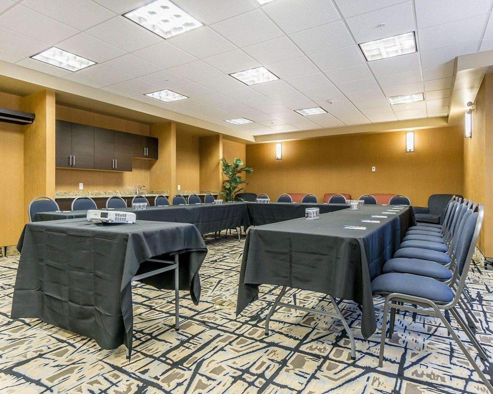 Comfort Inn & Suites Edmonton International Airport Nisku Buitenkant foto