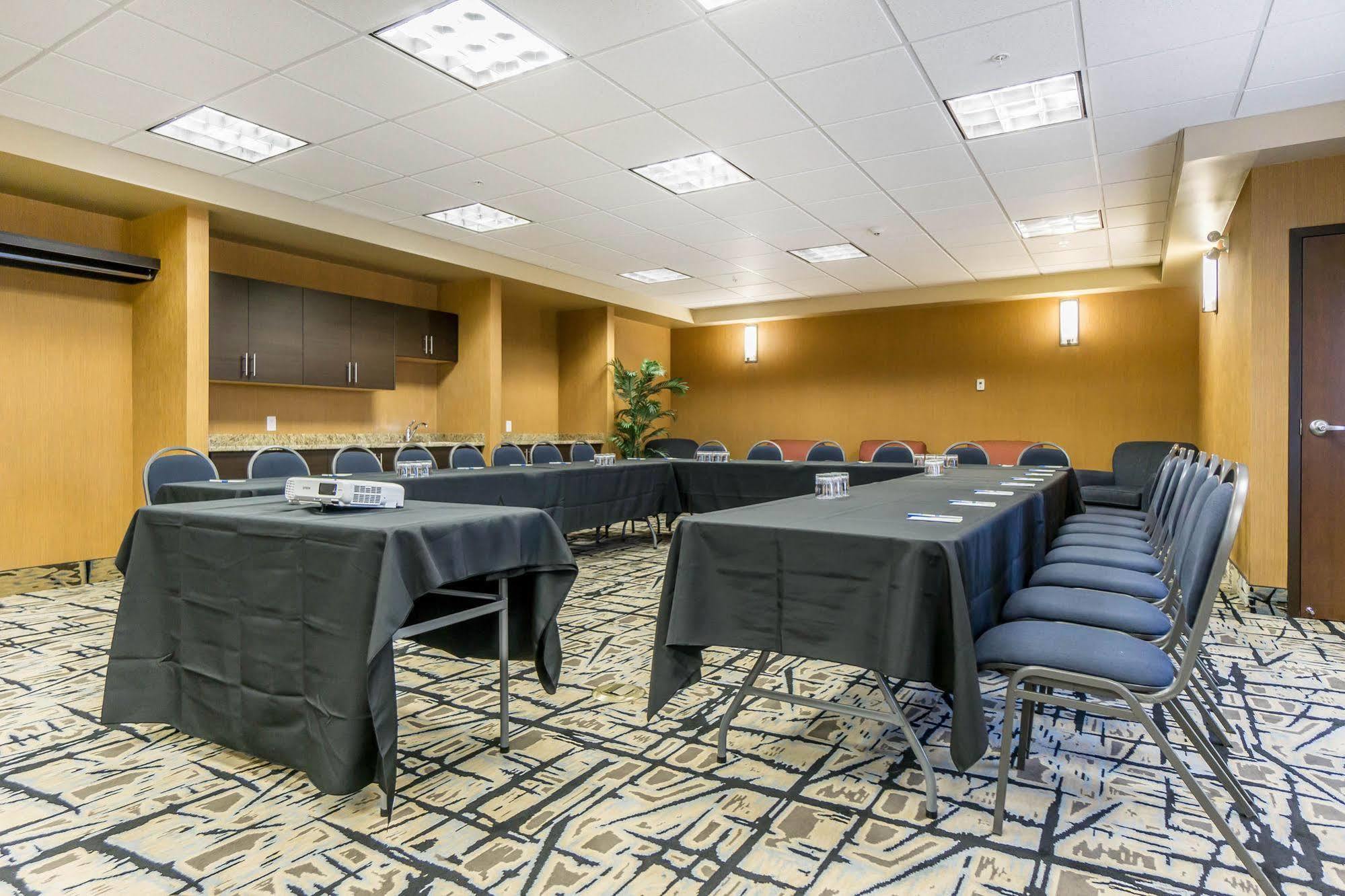 Comfort Inn & Suites Edmonton International Airport Nisku Buitenkant foto